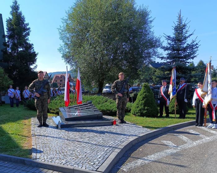Rocznicowe spotkanie pod pomnikiem amerykańskich lotników w Jeleśni