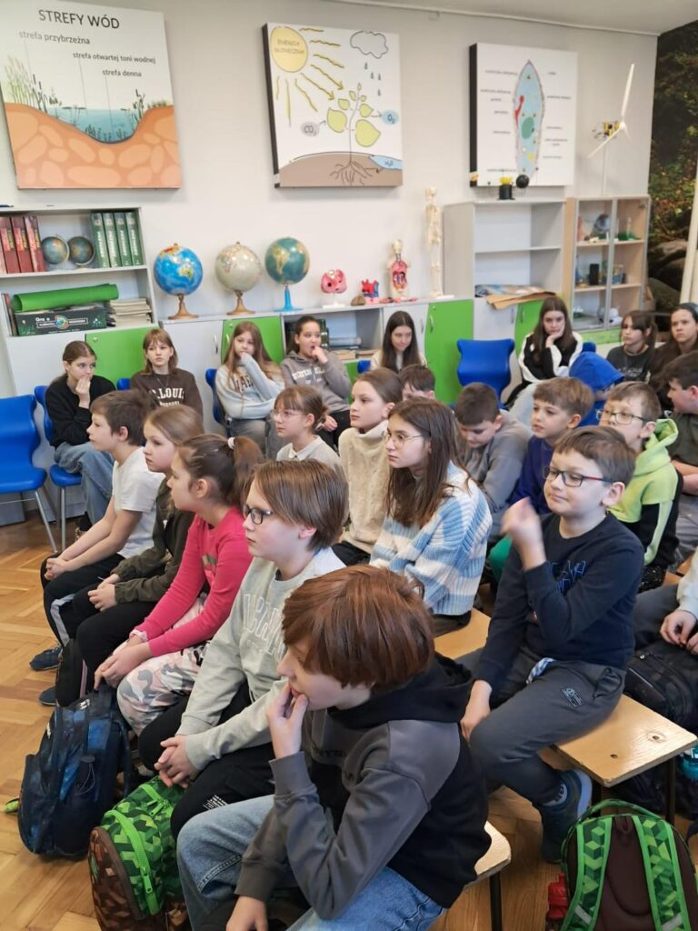 Warsztaty ekologiczne dla uczniów klasy czwartej i szóstej pt. „Mamy rady na odpady”. 